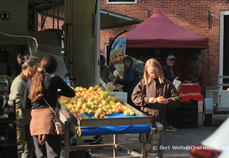 03-10-26 Fruit-Pers-Dag in Smeerling met De Sappers. Foto: Bert Wolfs Onstwedde.info