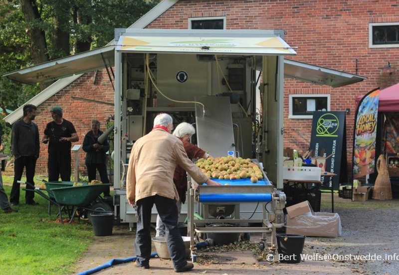05-10-26 Fruit-Pers-Dag in Smeerling met De Sappers. Foto: Bert Wolfs Onstwedde.info