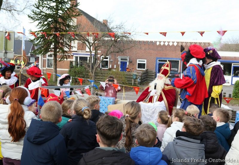24-11-25 Aankomst Sinterklaas bij de haven en op De Woldbrink Foto: Jolanda Freitag Onstwedde.info