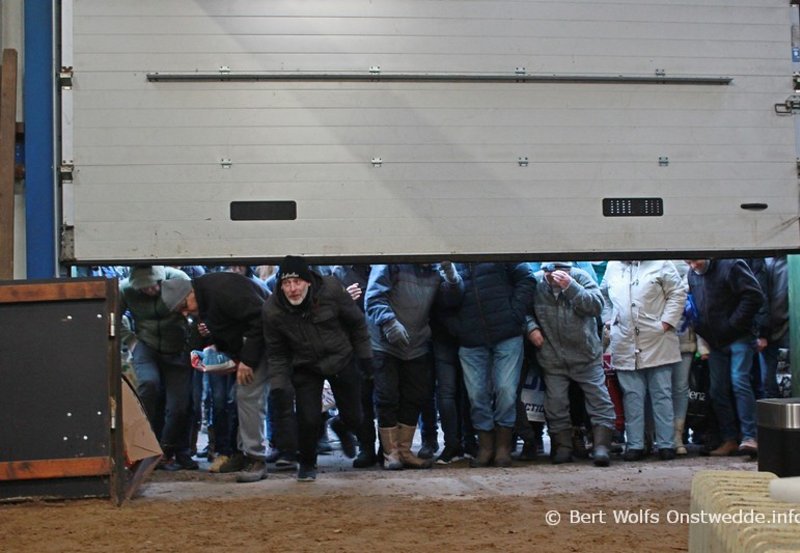 24-01-26 De eerste bezoekers van de rommelmarkt in manege De Driesporen komen binnen. Foto: Bert Wolfs Onstwedde.info