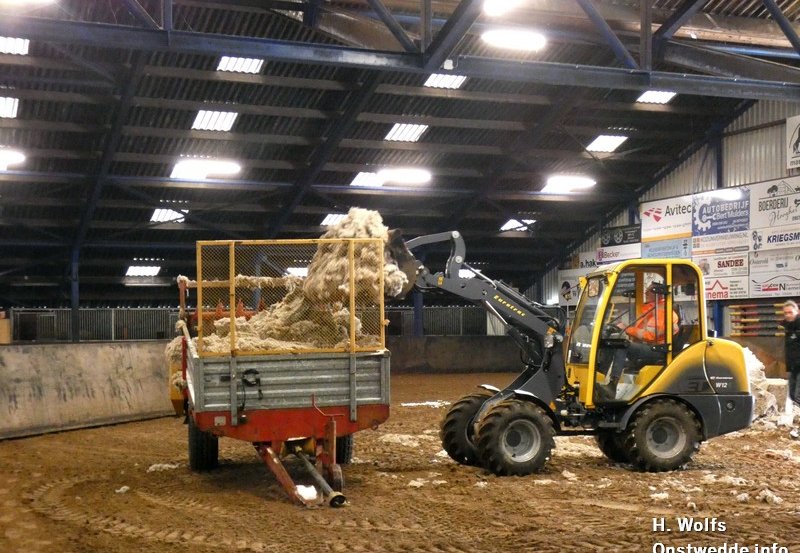 30-01-26 Bodemverbetering in manege De Driesporen. Foto: H. Wolfs Onstwedde.info