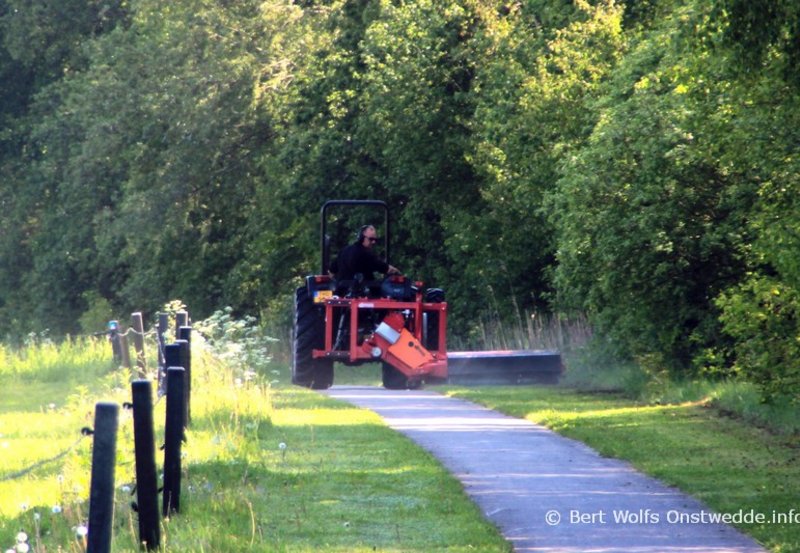22-05-26 Bermen maaien langs het fietspad tussen de Ganskampen en de Scholtweg. Foto: Bert Wolfs Onstwedde.info