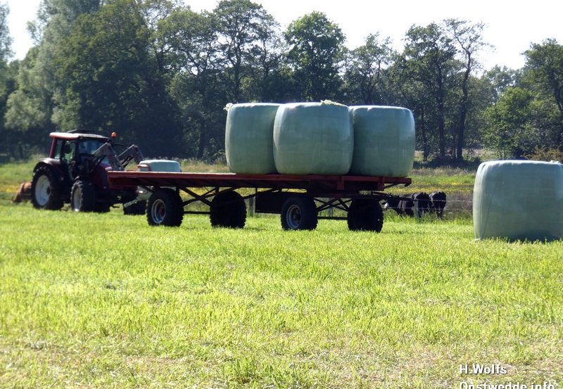 28-05-26 Balen laden aan de Ter Wuppingerweg. Foto: H. Wolfs Onstwedde.info