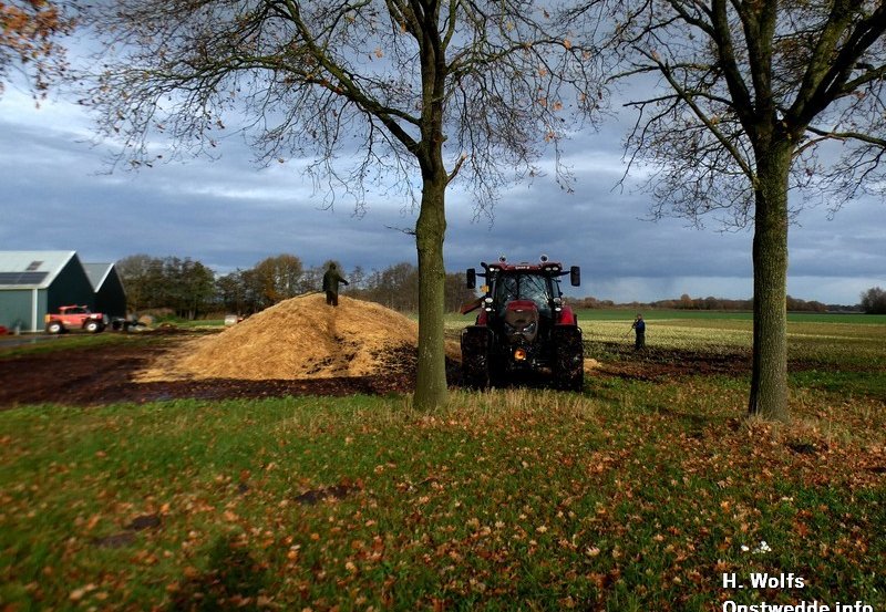 18-11-25 In Ter Maarsch zijn ze bezig met het bestoppen van de aardappelen tegen nachtvorst. Foto: H. Wolfs Onstwedde.info