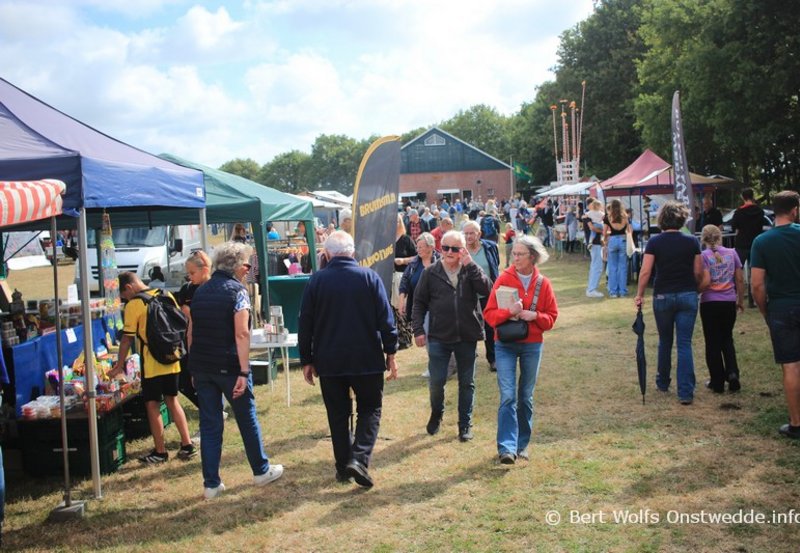 24-08-26 Gezellig druk tijdens de braderie op de 45e Oogstfeest. Foto: Bert Wolfs Onstwedde.info