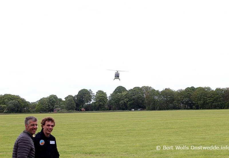 18-05-26 Gewonnen helikopterrondvlucht als hoofdprijs van de 16+ jeugdclub Hervormde Gemeente. Foto: Bert Wolfs Onstwedde.info
