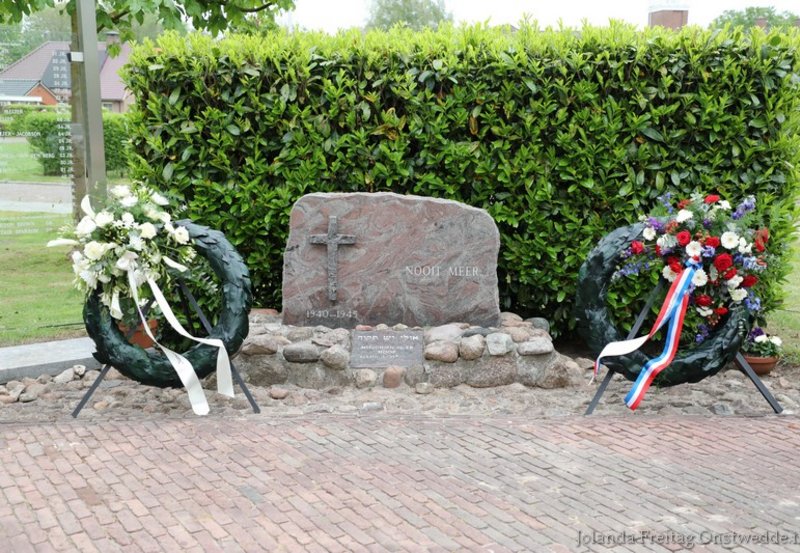 06-05-26 Dodenherdenking op de Lougbrink. Foto: Jolanda Freitag Onstwedde.info