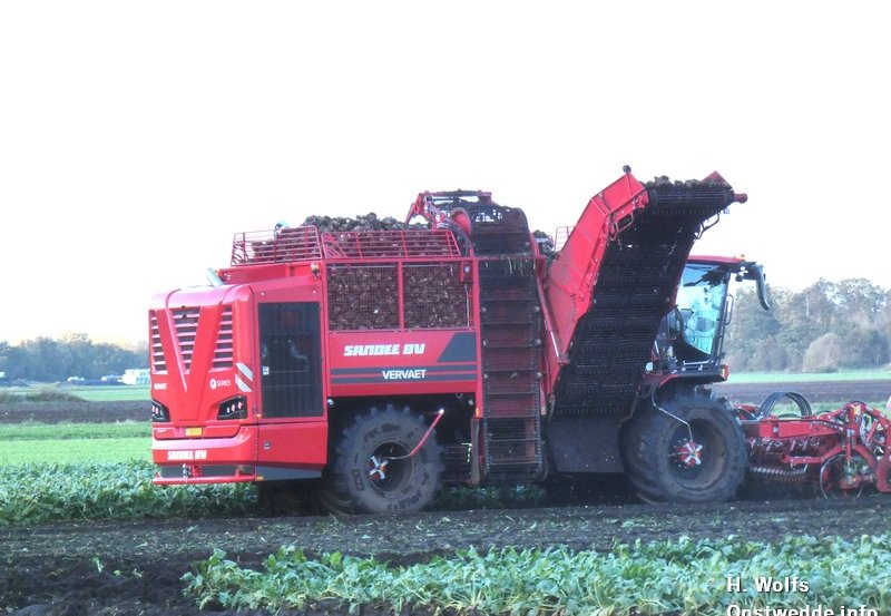 30-10-25 Loonbedrijf Sandee aan het bieten rooien in Vledderhuizen. Foto: H. Wolfs Onstwedde.info