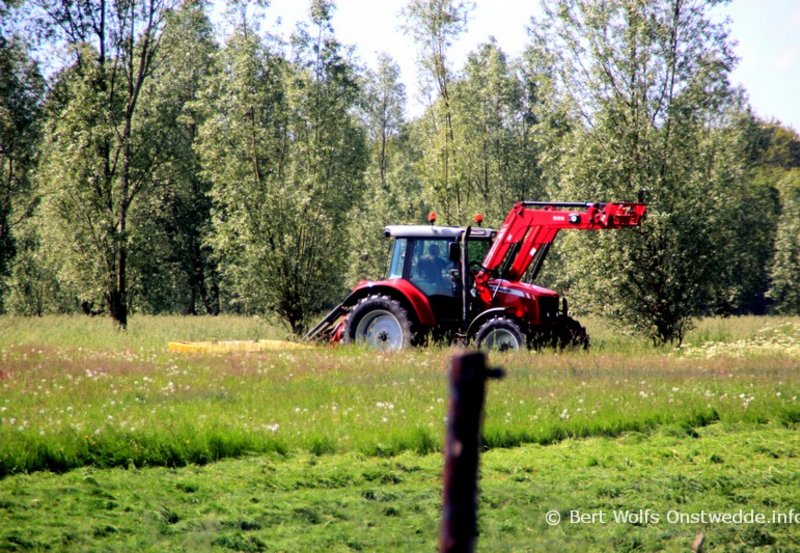 22-05-26 Gras maaien bij Boerderij Migchels. Foto: Bert Wolfs Onstwedde.info