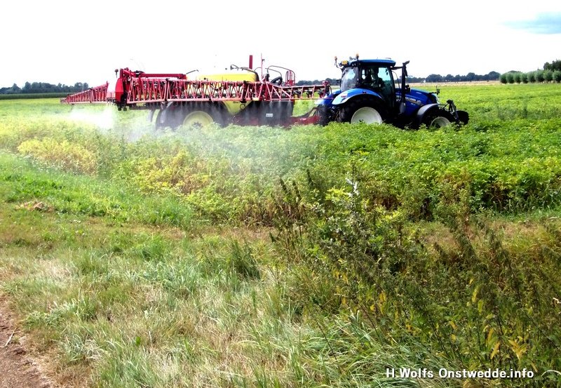 19-08-26 Sproeiwerkzaamheden aan de Ganskampen. Foto: H. Wolfs Onstwedde.info