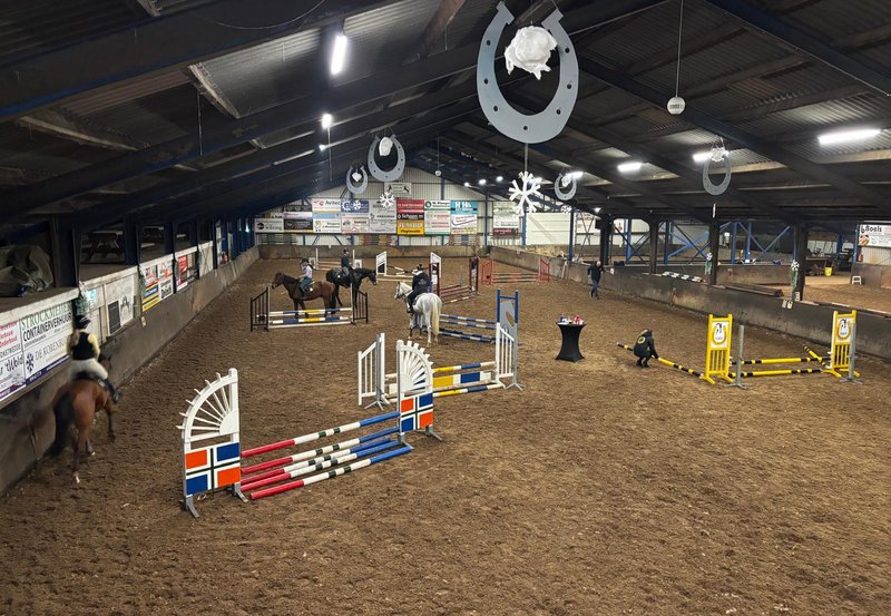 24-02-26 V.H.V. Jonge springpaarden opleiding op dinsdagavond in de manege. Foto: Bé Wilzing