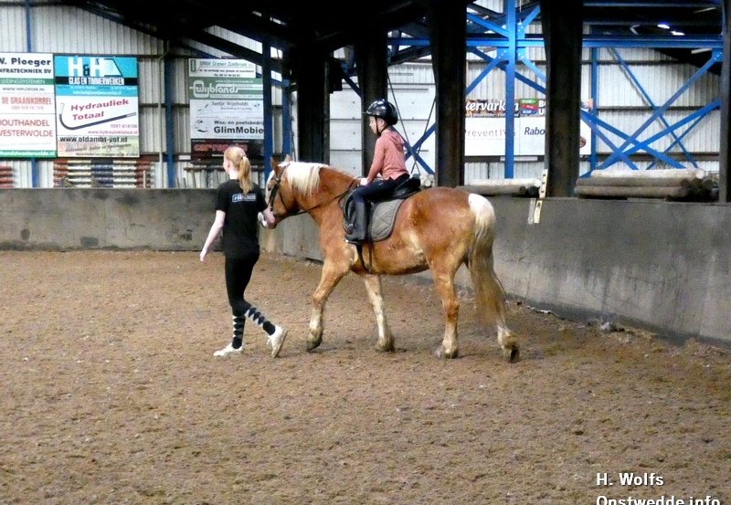 20-03-26 Paardrijlessen in de manege. Foto: H. Wolfs Onstwedde.infooegde foto