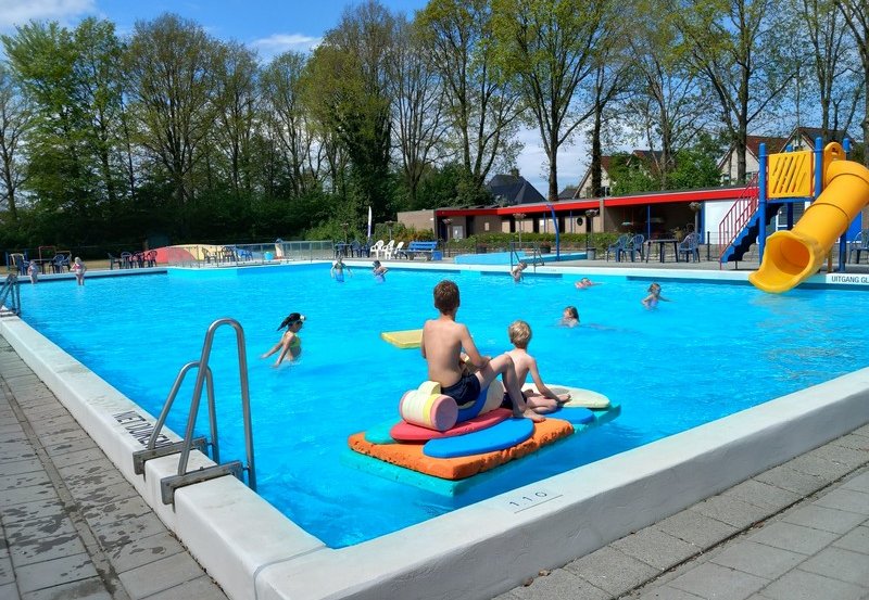 04-05-26 Het zwemseizoen weer geopend bij zwembad 't Vlasmeer. Foto: Roelie Knigge Onstwedde.info