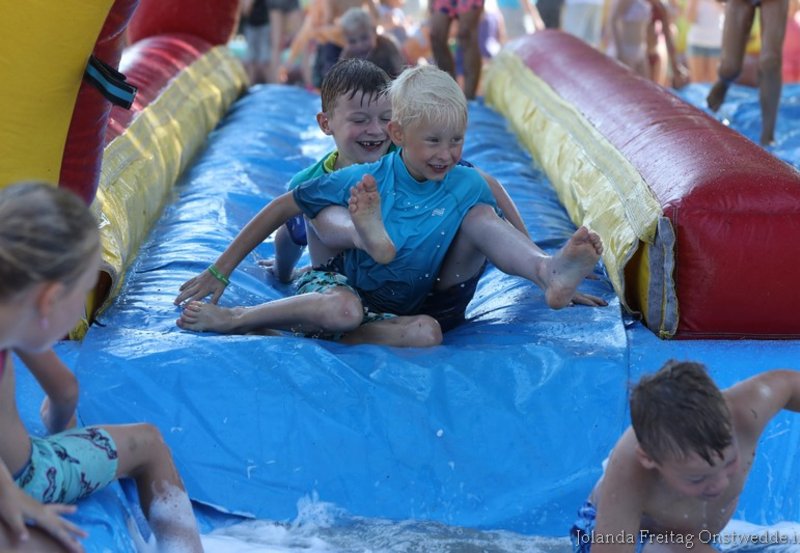 14-08-26 De kinderen genieten van de waterglijbaan, tijdens de vakantiespelweek. Dan volgt nog de traditionele optocht door het dorp. Foto: Jolanda Freitag Onstwedde.info