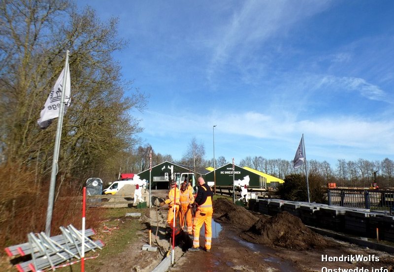 02-03-26 Werkzaamheden oprijlaan bij de manege. Foto: H. Wolfs Onstwedde.info