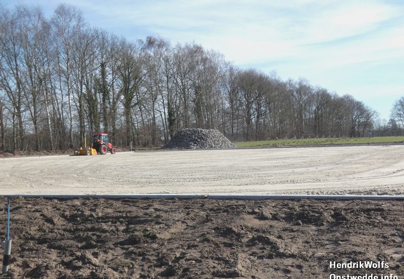 03-03-26 Werkzaamheden bij de nieuwe rijbak bij manege De Driesporen. Foto: H. Wolfs Onstwedde.info