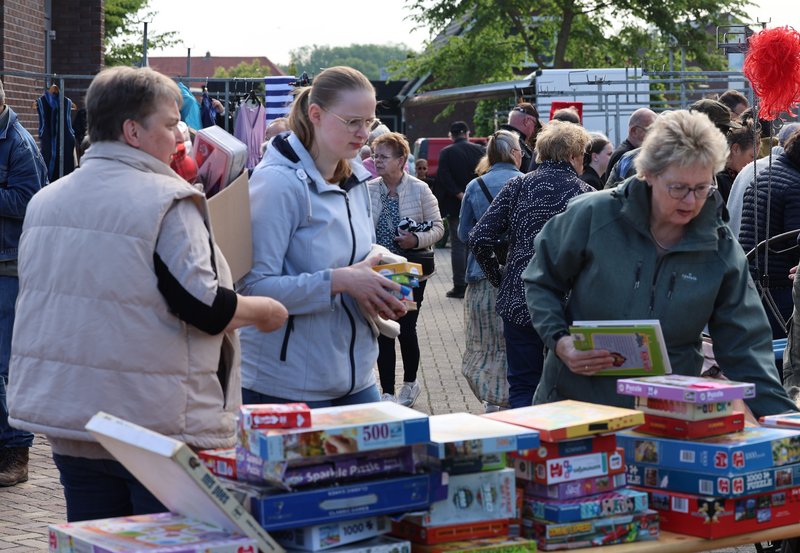 09-05-26 Rommelmarkt Christelijke Gereformeerde Kerk. Foto: Freek Moorlag Onstwedde.info