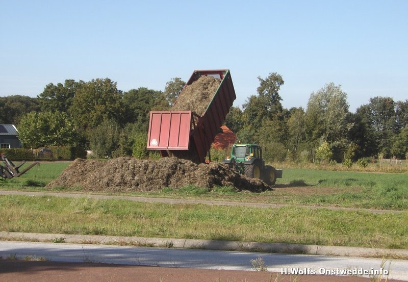 05-10-26 Aan de Sluisweg wordt een ladewagen met hennep gelost. Foto: H. Wolfs Onstwedde.info