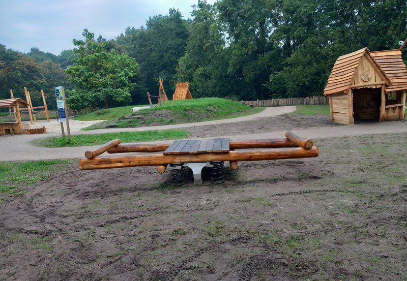 02-10-26 In het Natuurspeeltuin Kampvennen is een wipwap geplaatst. Foto: Onstwedde.info