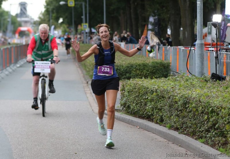 12-09-26 Onstwedder Thalita Schaap wint de Marathon eerste vrouw van de Run van Winschoten. Foto: Jolanda Freitag Onstwedde.info