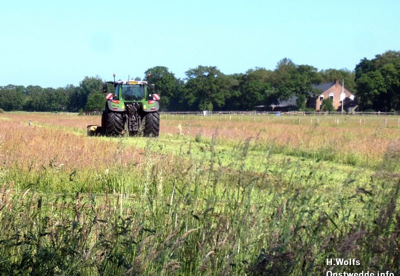 28-05-26 Grasmaaien aan de Ter Wuppingerweg. Foto: H. Wolfs Onstwedde.info