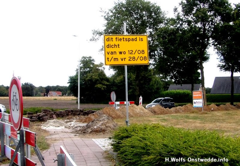 18-08-26 Fietspad aan de Luringsstraat is vanaf de Tellingerweg is tot aan de Nanningalaan tijdelijk afgesloten. Foto: H. Wolfs Onstwedde.info