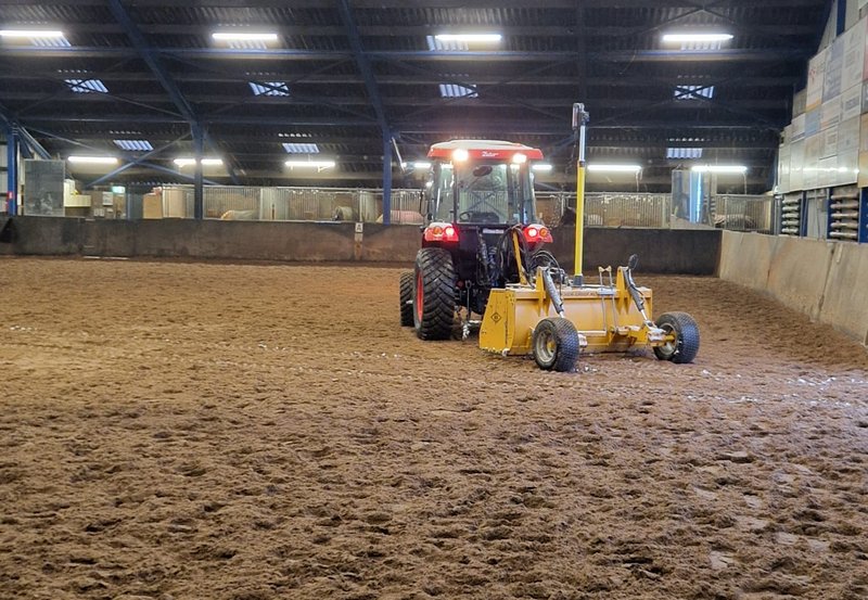 29-01-26 Vandaag is er gewerkt aan bodemverbetering in de rijhallen van manege De Driesporen, morgen worden de vlokken aangebracht. Foto: Henk Huls