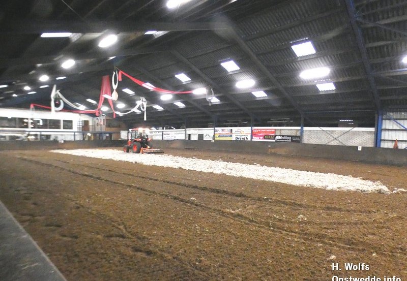 30-01-26 Bodemverbetering in manege De Driesporen. Foto: H. Wolfs Onstwedde.info
