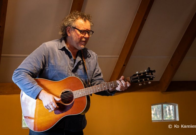 18-11-25 Jan Henk de Groot trad op in Smeerling. Foto: Ko Kamies