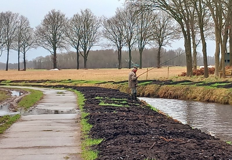 24-02-26 Otto Wolfs aan de waterkant. Foto: Roelie Knigge Onstwedde.info