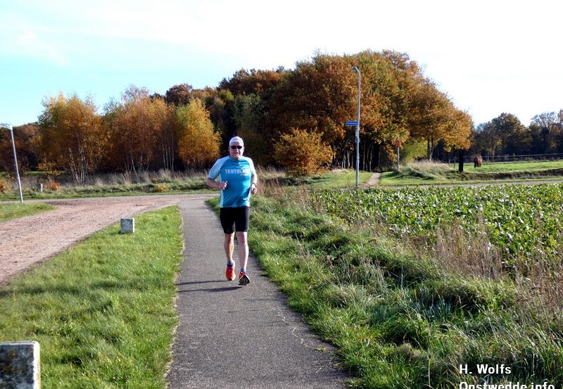 06-11-25 Jan Johan ten Have aan het hardlopen op de Nieuwlandseweg. Foto: H. Wolfs Onstwedde.info