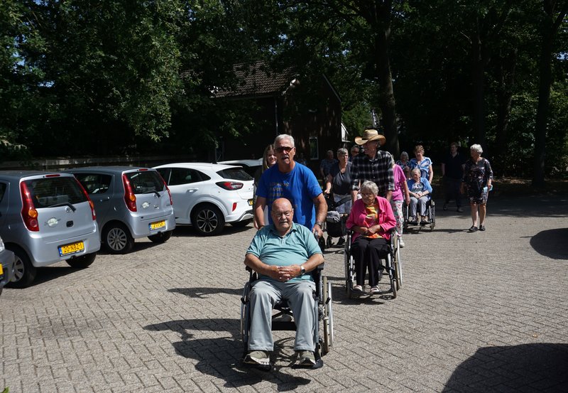 12-08-26 Wandeling met bewoners van Zorghuis Samen. Foto: Anneke Orsel Onstwedde.info