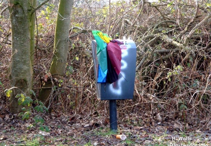 21-01-26 Vuilnisbak vol met paraplu's in Wessinghuizen. Foto: H. Wolfs Onstwedde.info