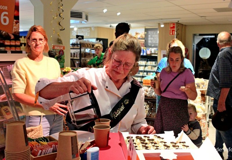 29-05-26 Vandaag gaat Engeltje bij de Poeisz met pensioen, daarom was er tussen 9.00 uur en 10.30 een afscheidsfeestje bij de Poeisz. Foto: Bert Wolfs Onstwedde.info