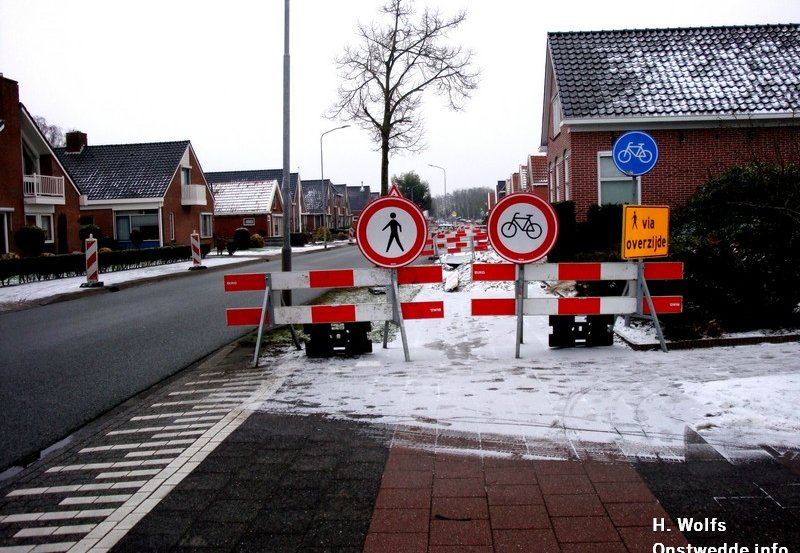27-01-26 Veel obstakels in de Luringstraat. Foto: H. Wolfs Onstwedde.info