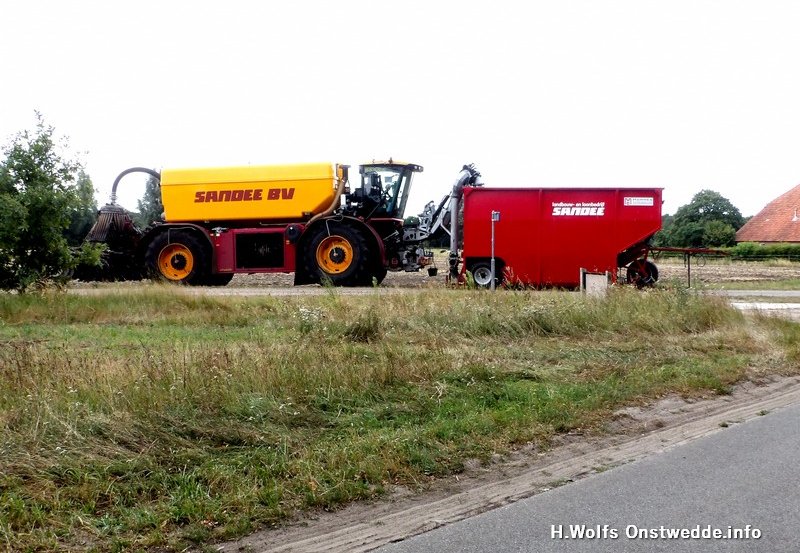 06-08-26 Land en Loonbedrijf Sandee op de Molenpaal. Foto : H. Wolfs Onstwedde.info