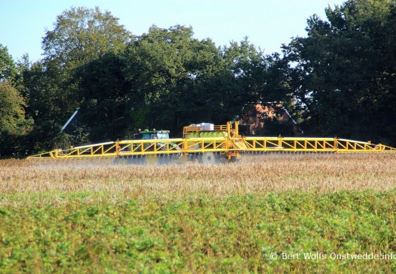 07-10-26 Aardappelen spuiten aan de Barkhoornweg. Foto: Bert Wolfs Onstwedde.info