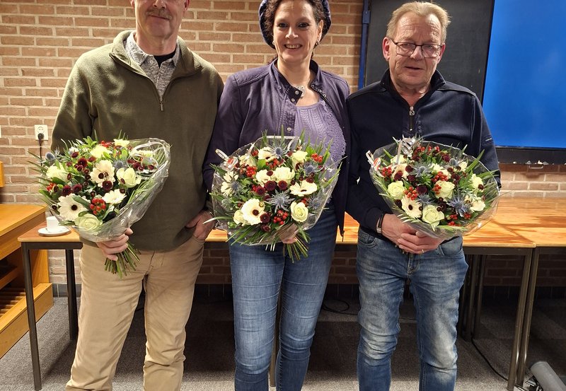 21-01-26 Jubilarissen gehuldigd op de ledenvergadering van EHBO Onstwedde. Vlnr: Oscar (35 jaar) Anita (25 jaar) Henk (25 jaar). foto: Harma Roelfsema