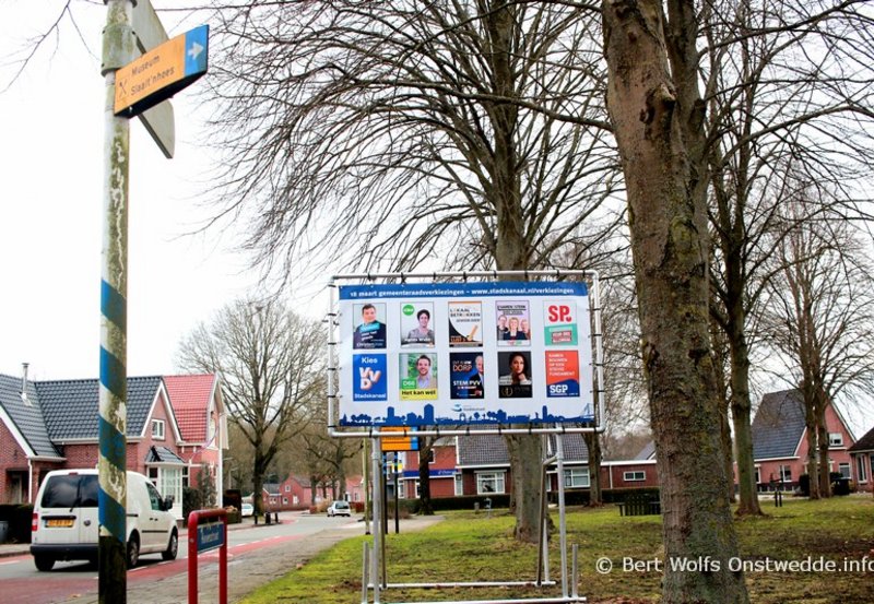 18-02-26 De verkiezingsbord nabij de Brink staat er weer. Foto: Bert Wolfs Onstwedde.info