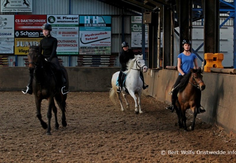 07-05-26 Paardrijlessen op donderdagavond in de manege. Foto: Bert Wolfs Onstwedde.info