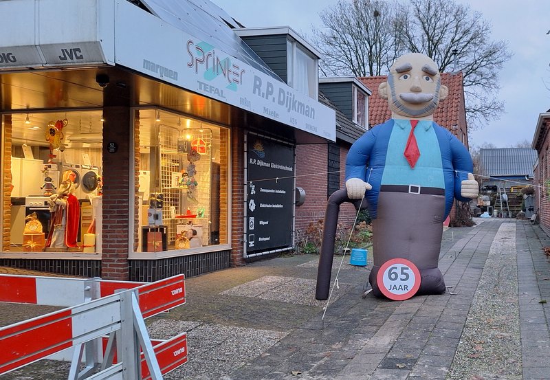 28-11-25 Een 65 jarige in de Dorpsstraat. Foto: Onstwedde.info