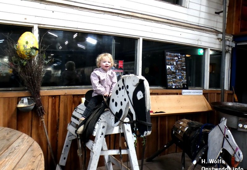 01-04-26 Paardrijlessen in de manege. Foto: H. Wolfs Onstwedde.info