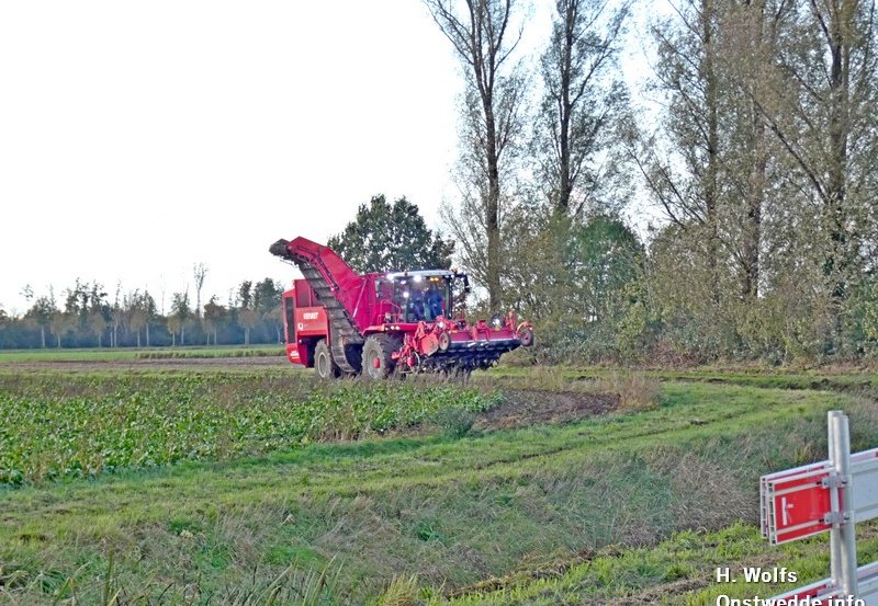 30-10-25 Loonbedrijf Bruggers aan het bieten rooien op t' Hekke nabij 1e Barlagerweg. Foto: H. Wolfs Onstwedde.info