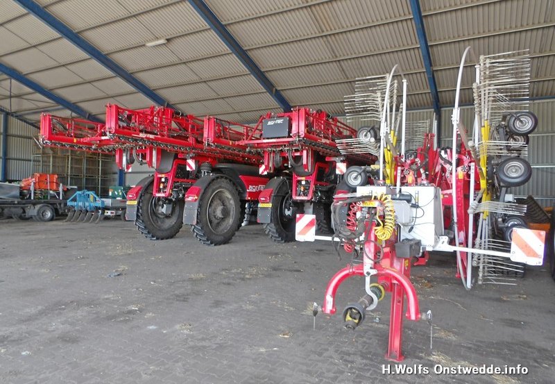 12-08-26 Machinepark van Land en Loonbedrijf Sandee. Foto: H. Wolfs Onstwedde.info