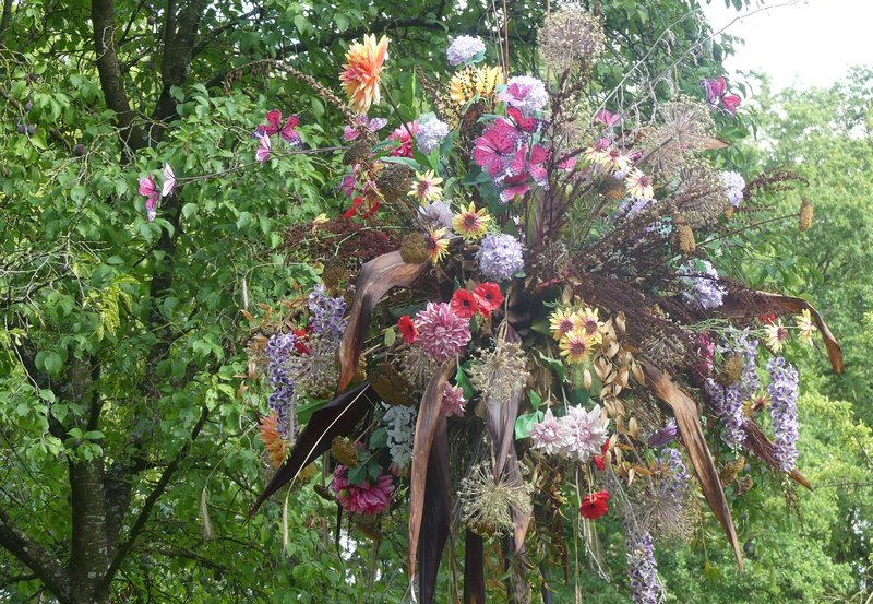 05-08-26 Dit kleurige kunstbloemenarangement zag ik bij Smeerling. Foto: Magdalena