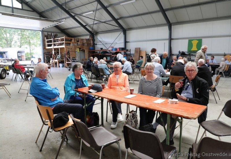 22-08-26 Gezelligheid tijdens het Oogstfeest in de ambachtshoeve Foto: Jolanda Freitag Onstwedde.info