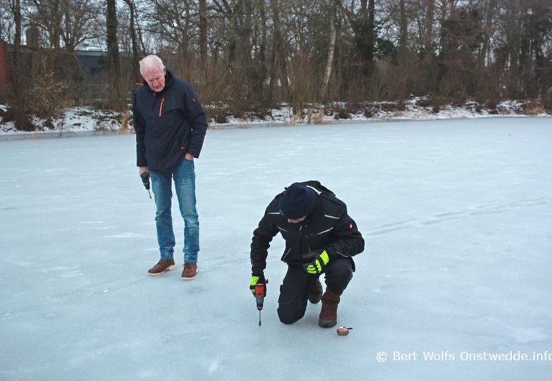 05-02-26 Het bestuur van IJsvereniging heeft de ijsdikte gemeten op 5,5 cm. en het kraakte behoorlijk. Het ijs is onvoldoende dik om de baan te kunnen openen. Foto: Bert Wolfs Onstwedde.info