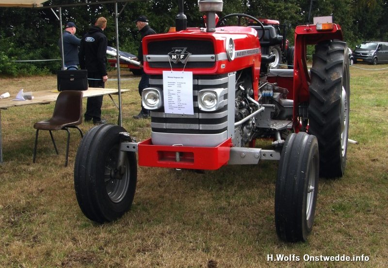 22-08-26 Er waren veel oldtimers aanwezig op het Oogstfeest. Foto: H. Wolfs Onstwedde.info