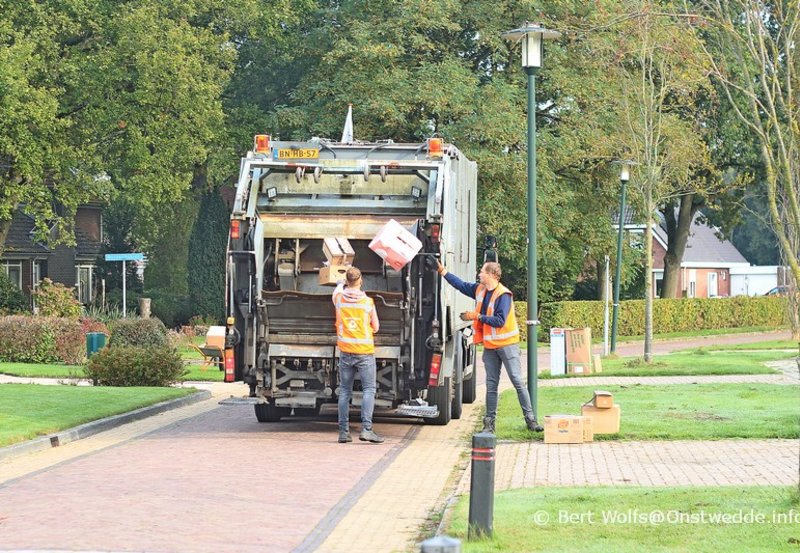 03-10-26 Het is weer de eerste zaterdag v/d maand, en het oud papier word weer opgehaald. Foto: Bert Wolfs Onstwedde.info