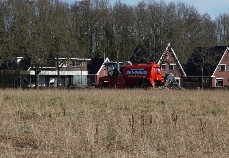 02-03-26 Loonbedrijf Bruggers aan het mest injecteren aan de Havenstraat. Foto: Anneke Orsel Onstwedde